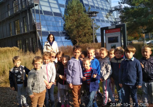 Zdjęcie grupowe Sów wraz z Panią prowadzącą warsztaty