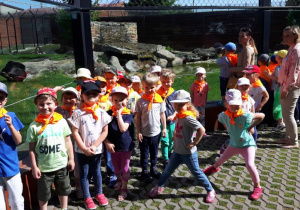Zdjęcie grupowe dzieci wraz z dwoma Paniami