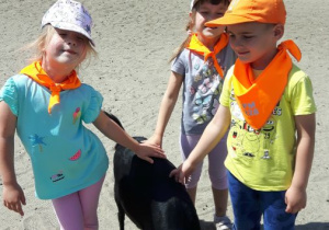 Troje dzieci z kozą