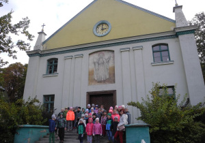 Zdjęcie grupowe Kotów przed Muzeum Włókiennictwa