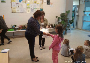 Pani Dyrektor wręcza dyplom dziewczynce