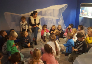 Dzieci z grupy Krasnoludów w krainie Pingwinka Pik Poka