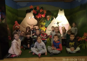 Zdjęcie grupowe dzieci z grupy Sów w krainie Muminków
