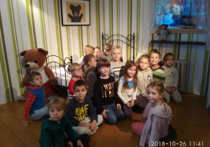 Dzieci z grupy Sów w domku Misia Uszatka