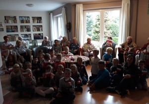 Dzieci w Domu Seniora razem z Seniorami w jednym z pomieszczeń