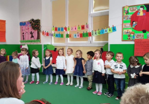 Dzieci podczas występów, w tle napis: Jabłuszkowe pasowanie na przedszkolaka