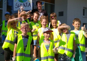 Zdjęcie grupowe Sów z Panią, w tle plakat Sprzątanie Świata