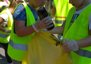 Dzieci segregują śmieci, puszki do żółtego worka
