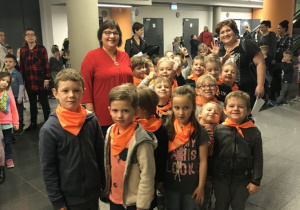 Dzieci z grupy Sówki na korytarzu Planetarium wraz z Paniami