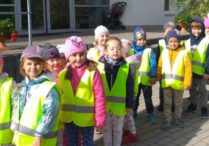 Dzieci z grupy Jabłuszka pod Przedszkolem, stoją ustawione w pary