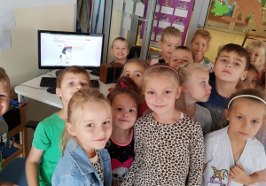 Dzieci z grupy Kangurki przy komputerze, na ekranie komputera jest kartka elektroniczna