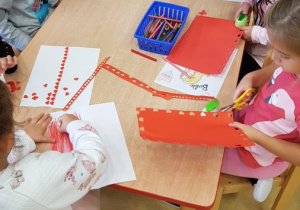 Dzieci z grupy Kangurki podczas tworzenia kartek papierowych