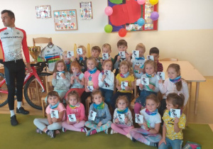 Zdjęcie grupowe dzieci z Jabłuszek z Mistrzem kolarstwa