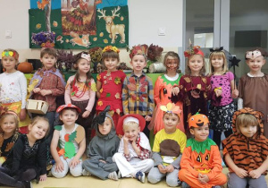Jabłuszka w jesiennych strojach, zdjęcie grupowe dzieci
