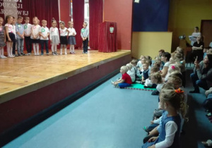 Dzieci oglądają występy swoich kolegów na sali audiowizualnej