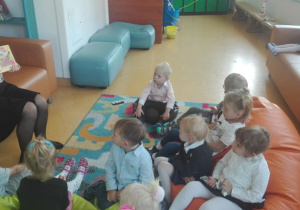 Dzieci słuchają bajki czytanej przez nauczycielkę