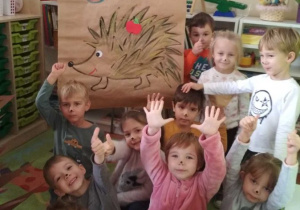 Dzieci z plakatem, napis na plakacie - Dzień Jeża