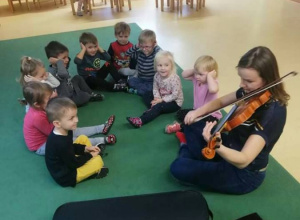 Pani Smerfetka gra na skrzypcach