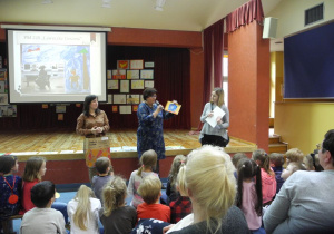 Pani Dyrektor przemawia na przeglądzie plastycznym