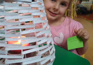 Dziewczynka z wróżbą andrzejkową obok lampionu