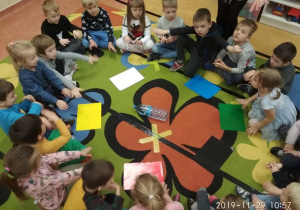 Dzieci podczas wróżb, siedzą w kole, pośrodku koła kręci sie butelka, wyznacza zadanie, które ma wykonać dziecko