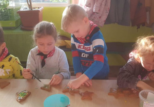 Dzieci ozdabiają pierniki, malują farbami jadalnymi, posypuja kolorową posypką