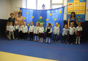 Impreza w Kotach, zdjęcie grupowe dzieci z Paniami nauczycielkami oraz dyrektorem