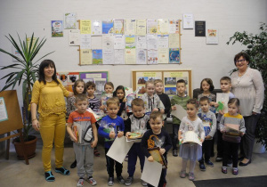 Laureaci konkursu z dyplomami oraz z Paniami