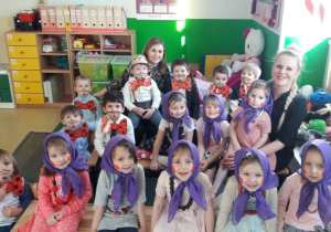 Jabłuszka ze swoimi nauczycielkami w przebraniach Babć i Dziadków, dziewczynki chustki na głowie, chłopcy wąsy, muchy pod szyją