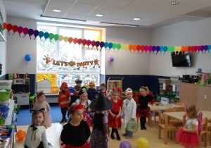 Przebrane w karnawałowe stroje dzieci z grupy Liski stoją w "rozsypce"