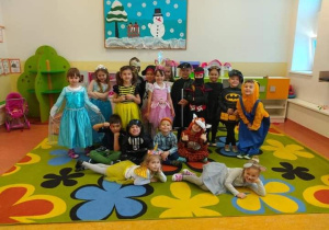 Dzieci z grupy Sowy w przebraniach na bal