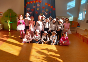 Zdjęcie grupowe dzieci z grupy Sowy