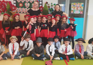 Zdjęcie grupowe Jabłuszek ze swoimi nauczycielkami