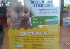 Plakat z dziewczynką, która choruje na SMA oraz informacje, gdzie można wpłacać darowiznę