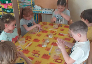 Dzieci podczas mieszania składników slime