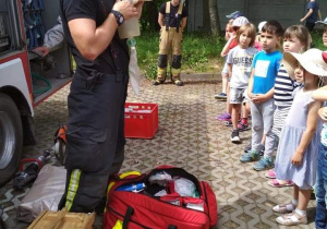 Strażak opowiada o sprzęcie ratującym życie