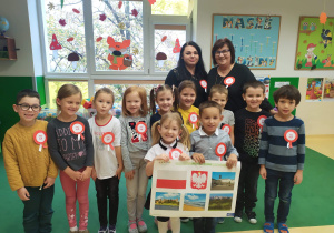 Dzieci z grupy Małpki z kotylionami oraz nauczycielem z grupy i Panią dyrektor