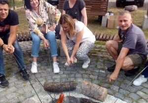 Dorosłe Jabłka pieką kiełbaski