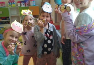 Sówki pokzaują zrobione przez siebie motyle