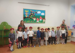 Dzieci z grupy Jabłuszka ze swoimi nauczycielami