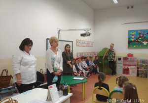 Pani Dyrektor rozdaje nagrody dyrektora