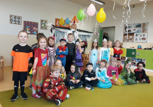 Zdjęcie grupowe Biedronek wraz z Panią nauczycielką w przebraniach na bal