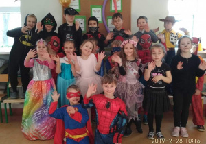 Zdjęcie grupowe Sów w przebraniach na bal