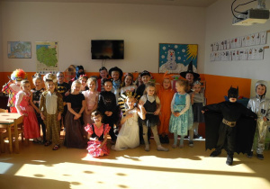 Zdjęcie grupowe Kotów w przebraniach na bal