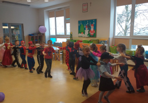 Dzieci z grupy Żabki tańczą w korowodzie