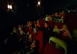 Niedźwiadki w folelach kinowych