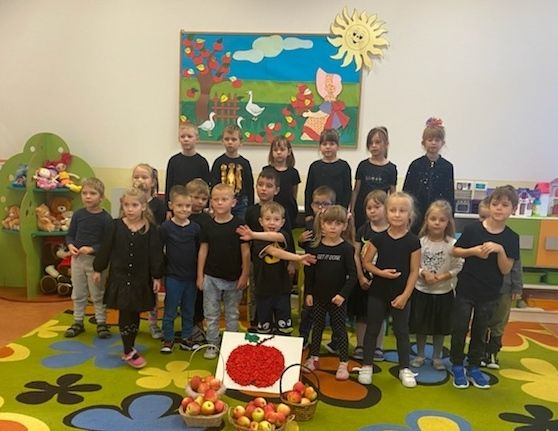 Dzieci z grupy Sówek przed nagraniem piosenki w wersji migowej