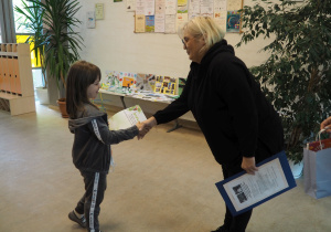 Pani Dyrektor wręcza dyplom dziewczynce
