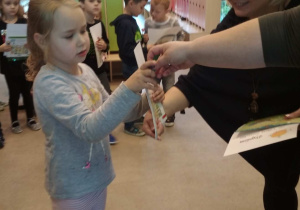 Pani Dyrektor wręcza dyplom dziewczynce