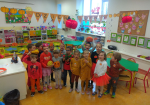 Zdjęcie grupowe dzieci z grupy Sów